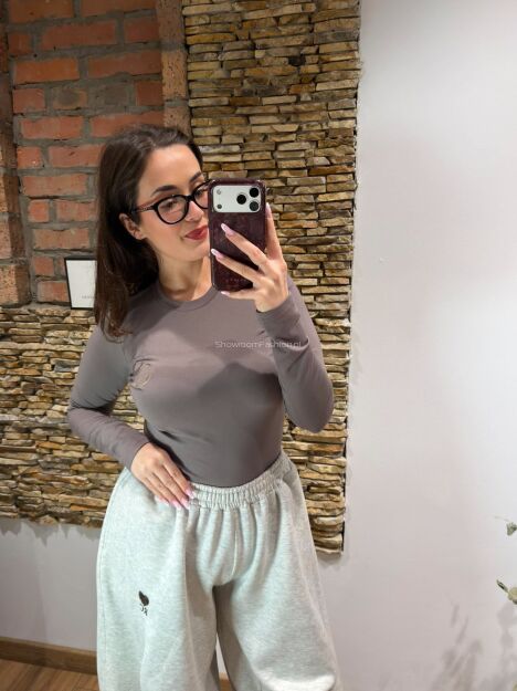 ROYAL CLUB BLUZKA BASIC Z LOGIEM DEKOLT POD SZYJĘ TAUPE