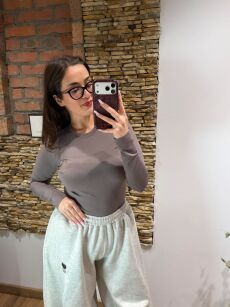 ROYAL CLUB BLUZKA BASIC Z LOGIEM DEKOLT POD SZYJĘ TAUPE