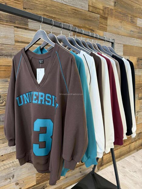 BY O LA LA! OVERSIZOVA BLUZA UNIVERSITY 13 STONE (TAUPE)