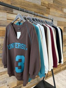 BY O LA LA! OVERSIZOVA BLUZA UNIVERSITY 13 STONE (TAUPE)