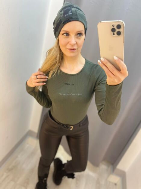BY O LA LA ! PRĄŻKOWANE BODY LOGO KHAKI