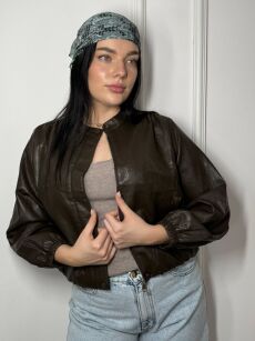 KRÓTKA A'LA BOMBER Z ECO SKÓRY ARETA CZEKOLADA