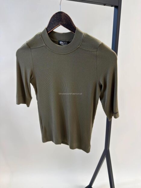 BY O LA LA! BLUZKA BASIC PRĄZKOWANA BRIA OLIWKA (EUCALYPTUS OLIVE)
