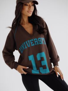BY O LA LA! OVERSIZOVA BLUZA UNIVERSITY 13 CHOCOMUS/PETROL
