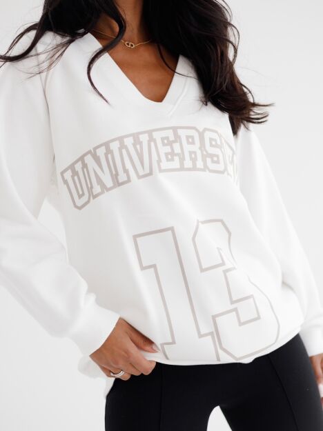 BY O LA LA! OVERSIZOVA BLUZA UNIVERSITY 13 ŚMIETANA