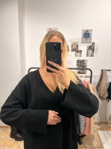 SEMPRE OVERSIZOWY SWETER V-NECK CZARNY