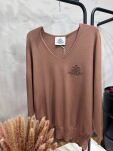 ROYAL CLUB SWETER V-NECK Z LOGIEM MOCCA (CZEKOLADA MLECZNA) - 2