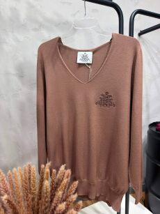 ROYAL CLUB SWETER V-NECK Z LOGIEM MOCCA (CZEKOLADA MLECZNA)