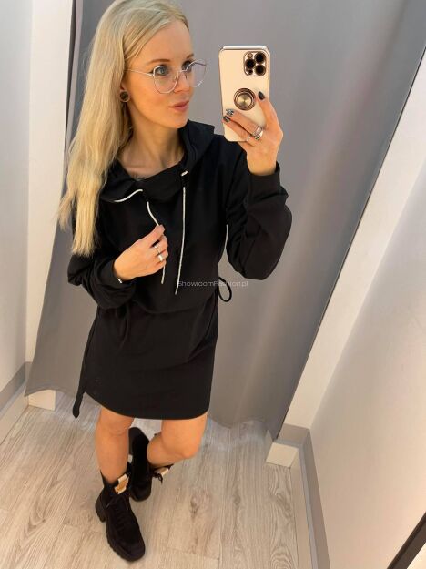 BY O LA LA ! DRESOWA SUKIENKA Z KAPTUREM CZARNA
