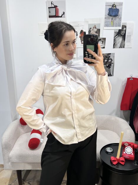 KOSZULA Z KOKARDĄ FESTIVE BIAŁA