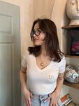 LADY DRAMA T-SHIRT V-NECK Z LOGIEM RÓŻ MARSHMALLOW - 4