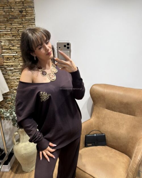 ROYAL CLUB SWETER V-NECK Z LOGIEM BRĄZ (MAROON)