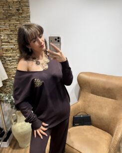 ROYAL CLUB SWETER V-NECK Z LOGIEM BRĄZ (MAROON)