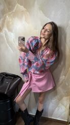 LA MILLA BLUZKA V-NECK Z OZDOBNYM KWIATEM BŁĘKIT/RÓŻ