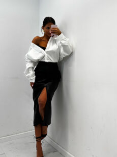 EMO SPÓDNICA Z ECO SKÓRY Z ROZCIĘCIEM Z PRZODU CZARNA