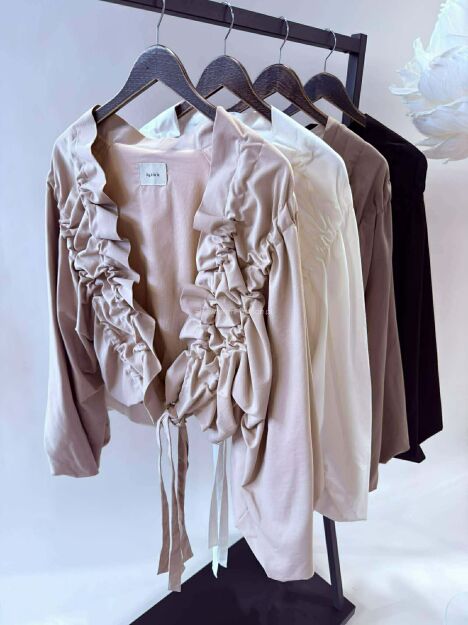 BY O LA LA! KRÓTKA KURTKA MARSZCZONA CZARNA