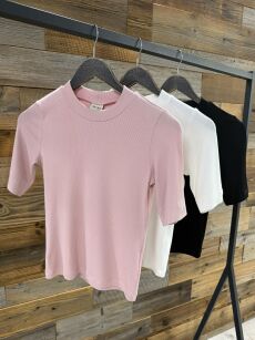 BY O LA LA! PRĄŻKOWANA BLUZKA Z HAFTEM "B" NA RĘKAWIE CZARNA