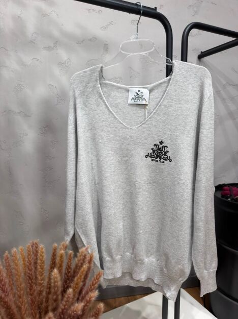 ROYAL CLUB SWETER V-NECK Z LOGIEM JASNA SZAROŚĆ (SMOKE GREY)
