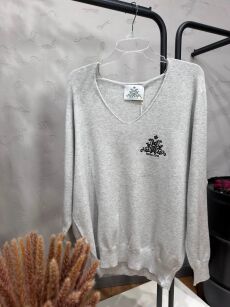 ROYAL CLUB SWETER V-NECK Z LOGIEM JASNA SZAROŚĆ (SMOKE GREY)
