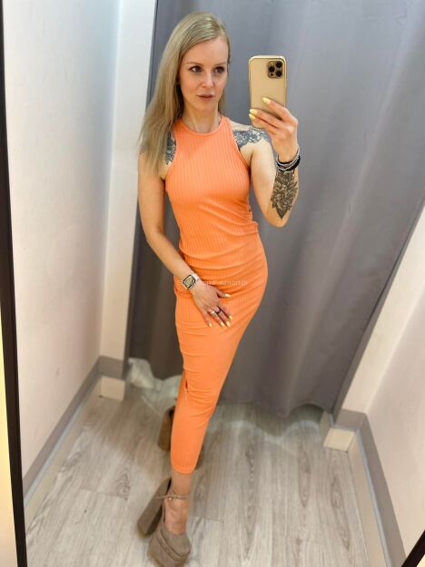 BY O LA LA! PRĄŻKOWANA SUKIENKA MAXI POMARAŃCZOWA