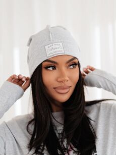 BY O LA LA...! PRĄŻKOWANA CZAPKA Z PRZESZYCIEM SZARA