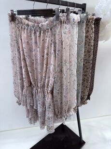 BY O LA LA!  SZYFONOWA SUKIENKA FLOWERS OFF WHITE