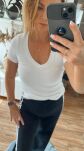 BY O LA LA...! PRĄŻKOWANA BLUZKA BASIC V-NECK BIAŁA - 3